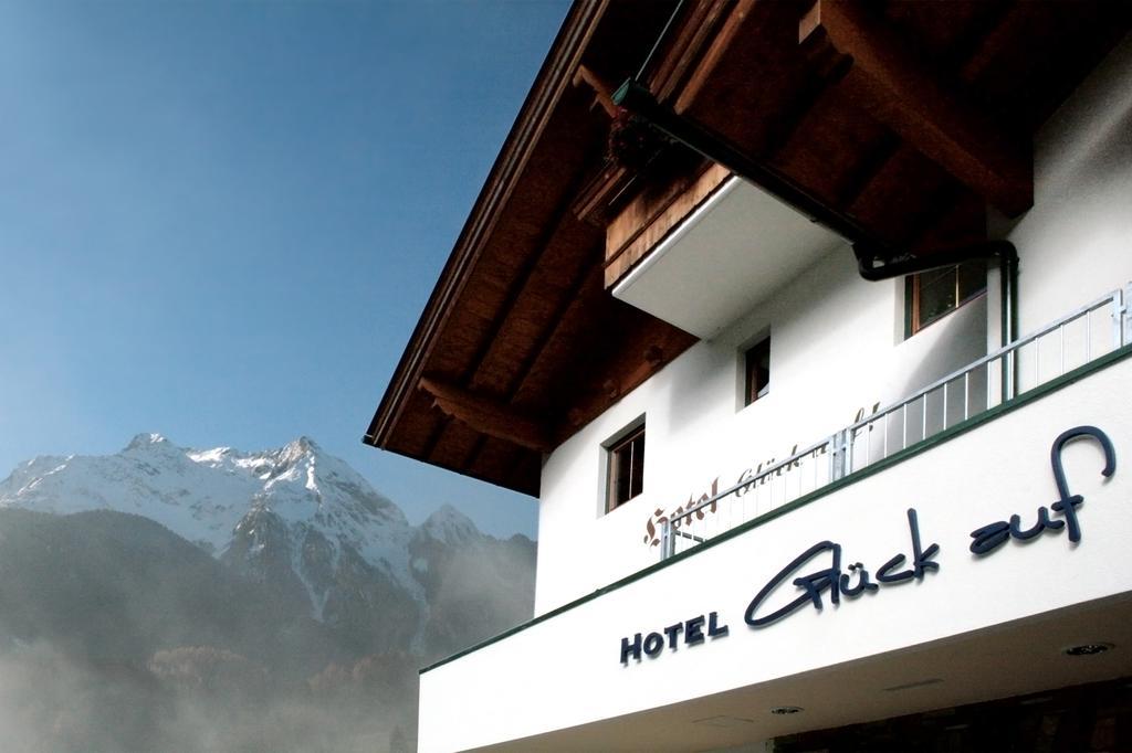 Hotel & Suites Glueck Auf Mayrhofen Bagian luar foto